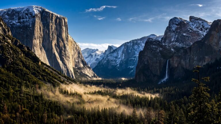 4K Yosemite valley landscape desktop wallpaper with mountains, forest, and fog